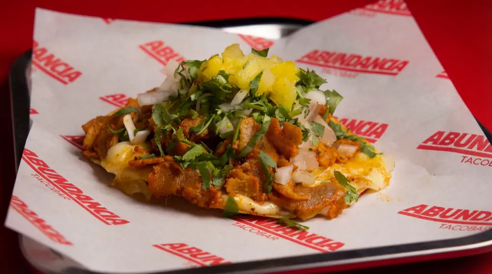 Taco al pastor con piña